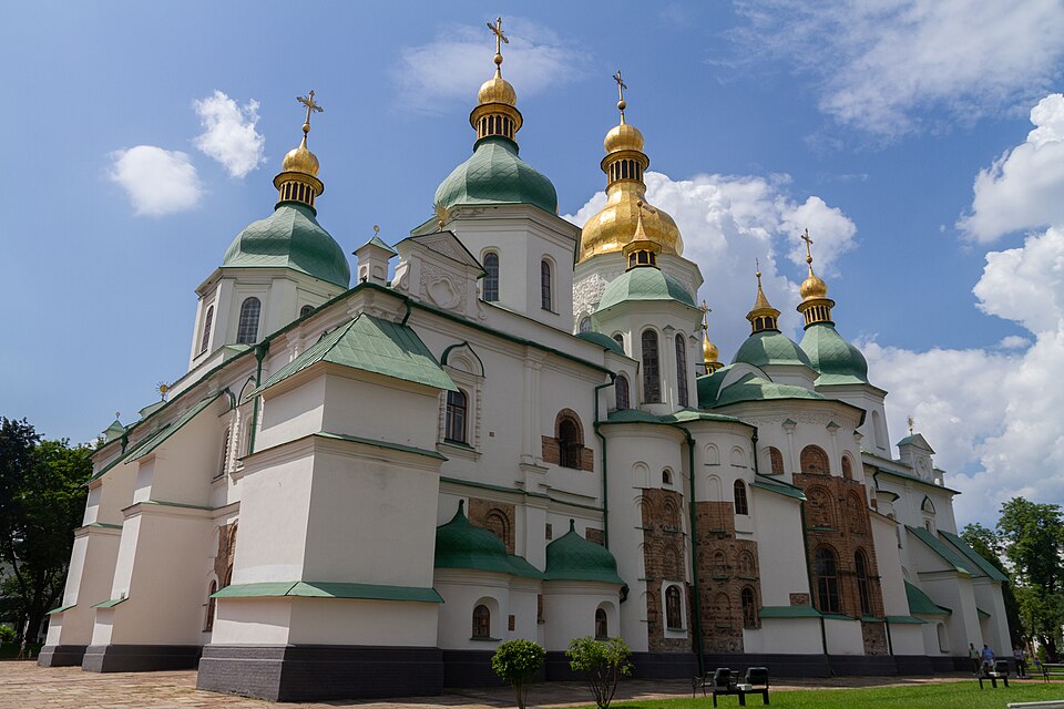 La catedral de Santa Sofía de Kiev con sus cúpulas verdes y doradas