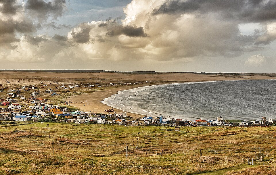 Vista desde el faro del pueblo de Cabo Polonio entre dunas y playa