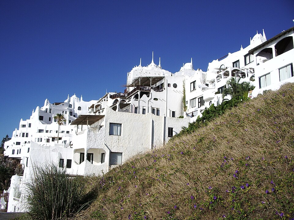 El edificio blanco de Casapueblo con formas curvas sobre una ladera