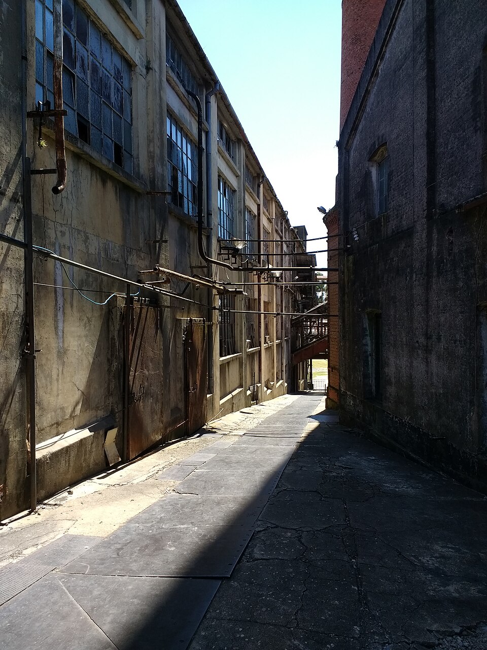 Un callejón entre los edificios industriales del antiguo frigorífico de Fray Bentos
