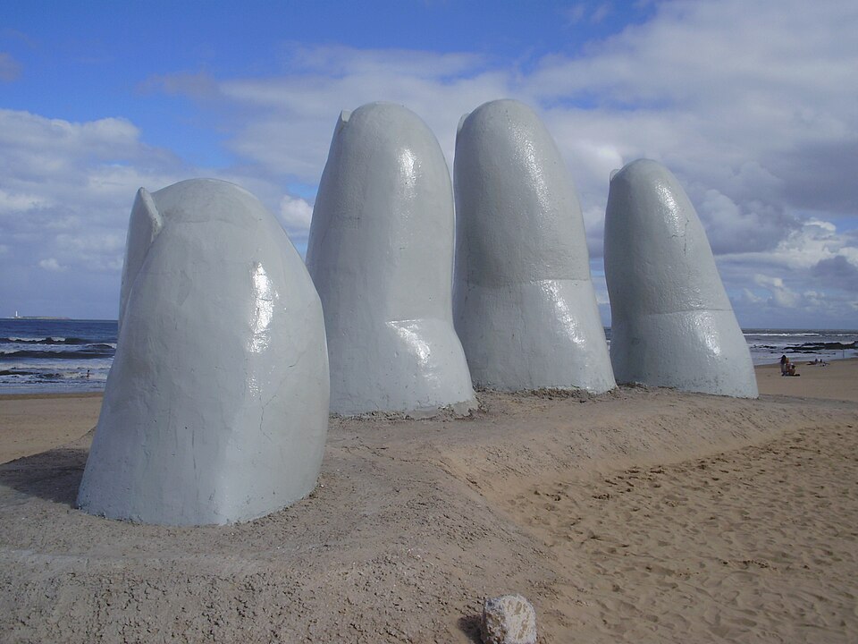 La escultura de La Mano con cinco dedos saliendo de la arena en Punta del Este