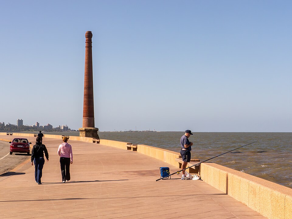 La Rambla de Montevideo con su paseo junto al agua y una chimenea de ladrillo