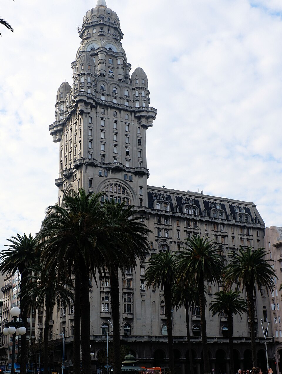 La torre del Palacio Salvo en Montevideo con palmeras delante