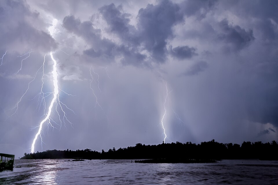 Rayos cayendo sobre el lago de Maracaibo en una tormenta nocturna del Catatumbo