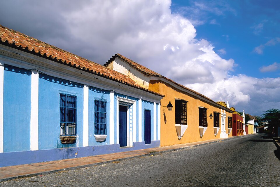Calle Zamora de Coro con casas coloniales azules y amarillas