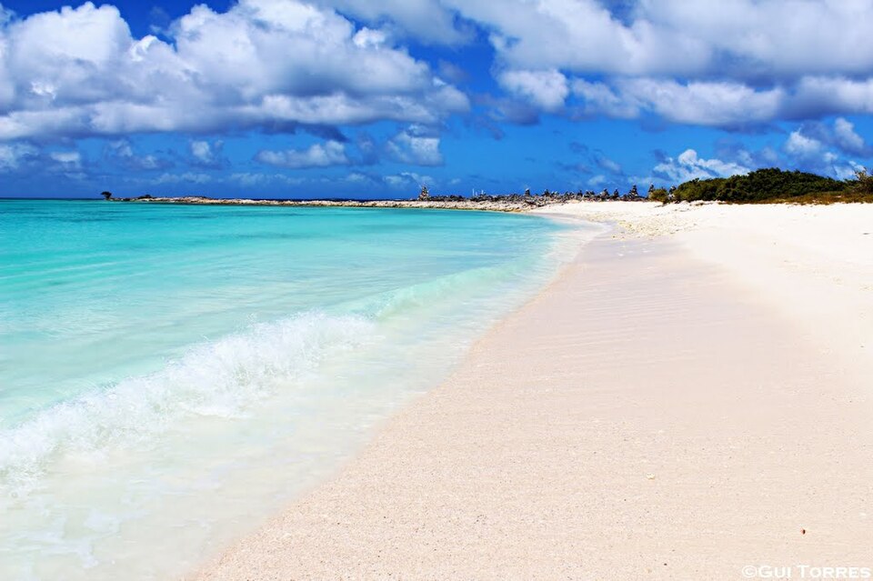 Playa de arena blanca y agua turquesa en el cayo Crasquí de Los Roques