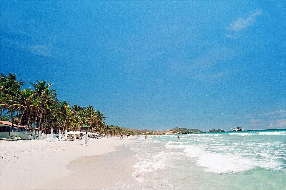 Playa El Agua en Margarita con olas, arena blanca y palmeras