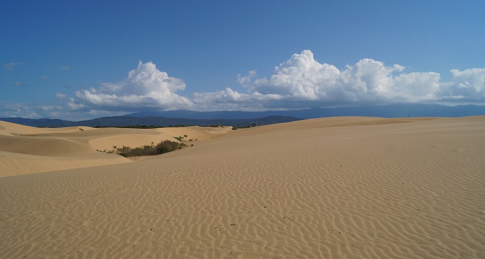 Dunas de arena de los Médanos de Coro bajo un cielo azul