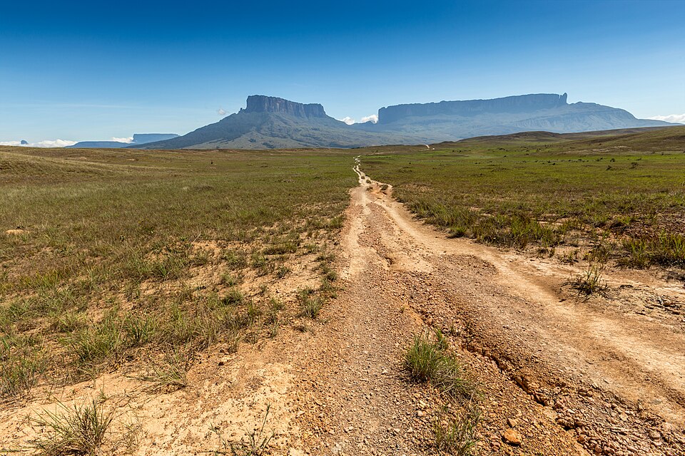 Los tepuyes Roraima y Kukenán al fondo de un camino de tierra en la Gran Sabana