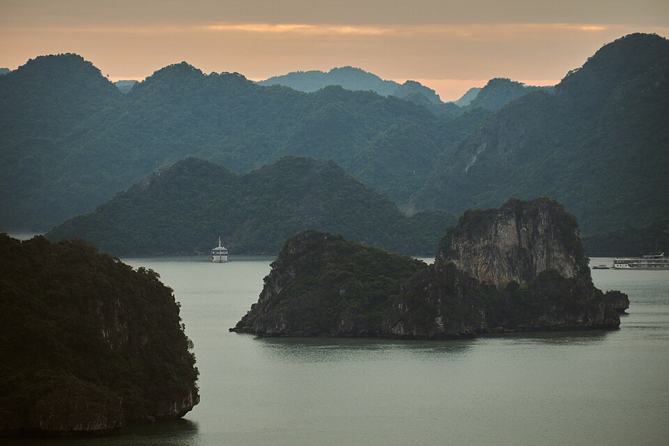 Islotes de roca caliza en la bahía de Ha Long al atardecer
