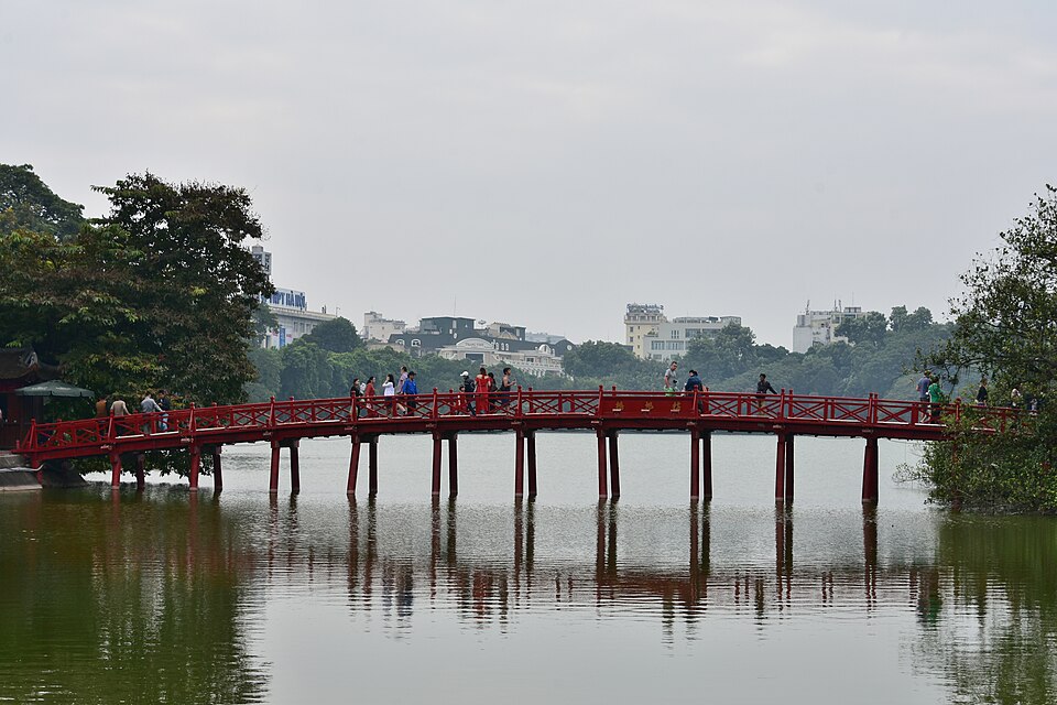 El puente rojo The Huc sobre el lago Hoan Kiem