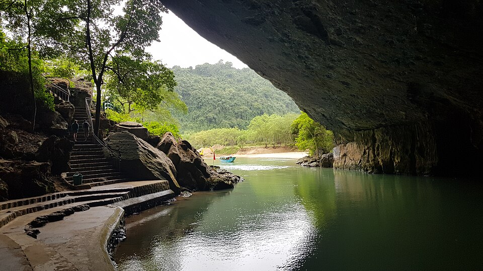 La entrada de la cueva de Phong Nha sobre un río verde