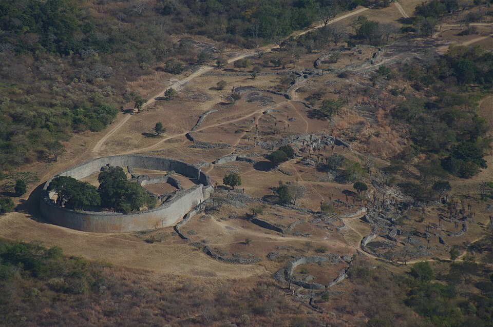 Vista aérea del Gran Recinto circular de Gran Zimbabue entre la vegetación
