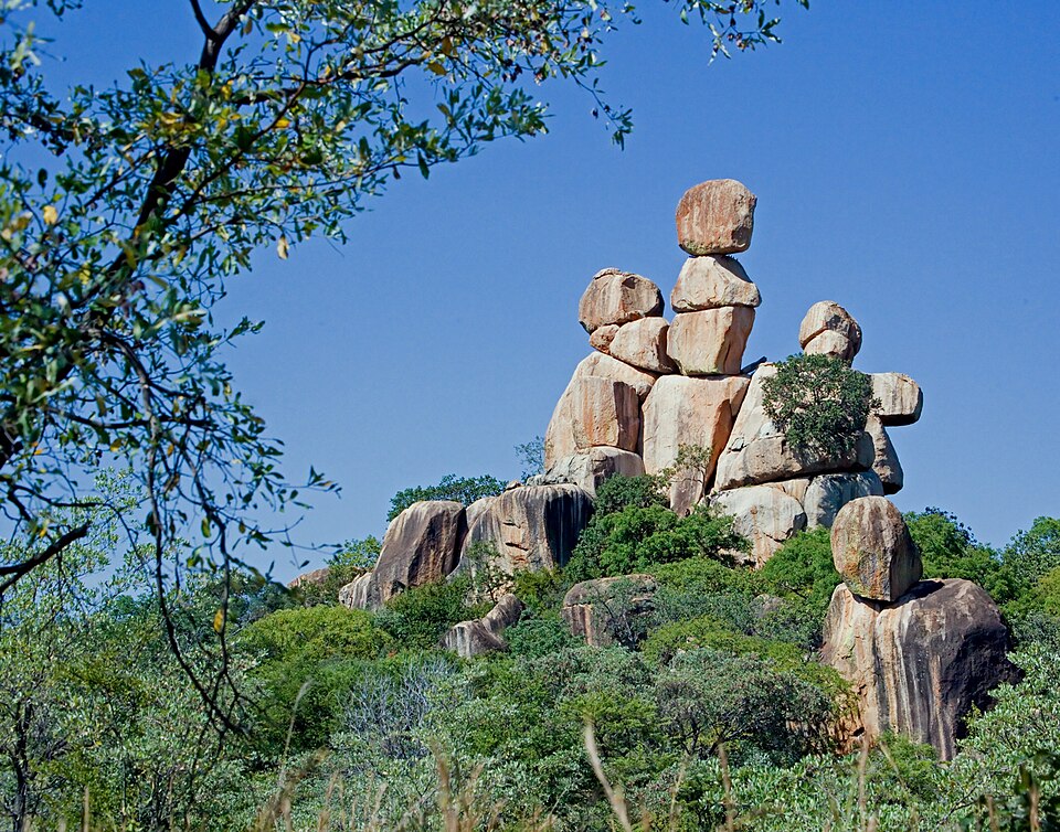 Rocas de granito apiladas en equilibrio entre árboles en los montes Matobo