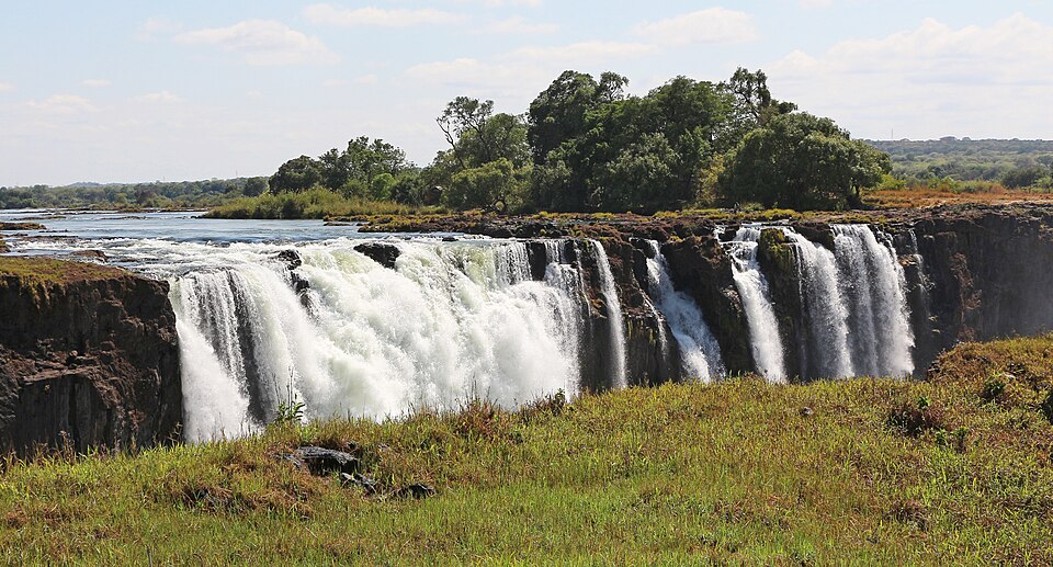 Cascadas de las cataratas Victoria cayendo entre rocas oscuras, vistas desde Zimbabue